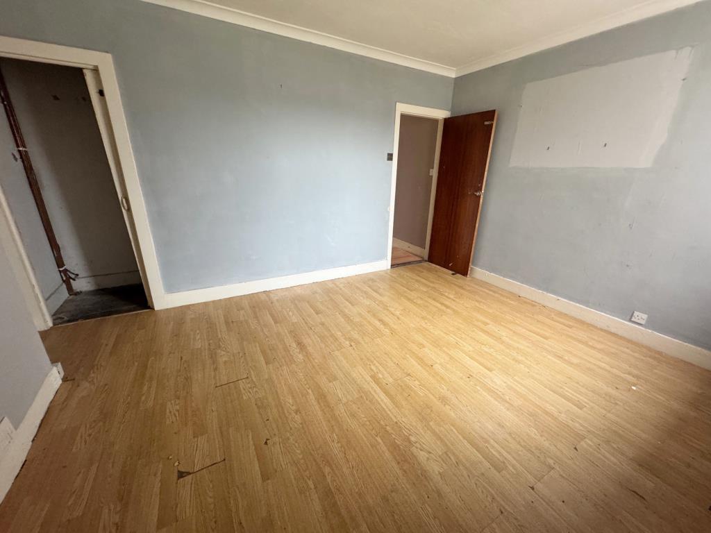 Lot: 138 - TWO-BEDROOM TERRACE HOUSE FOR IMPROVEMENT PLUS ADDITIONAL LAND - Dining room